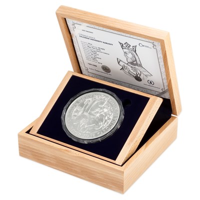 Dřevěná etue a stříbrná kilogramová mince Založení Univerzity Karlovy