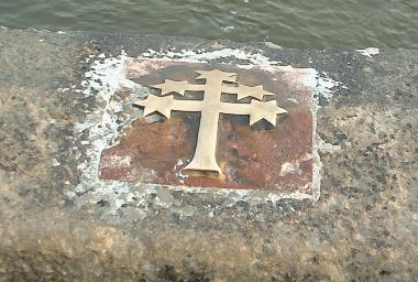 Označené místo na Karlově mostě odkud byl Jan z Pomuku svržen do Vltavy